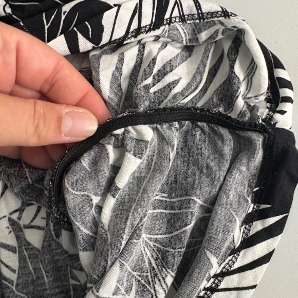 NWT Lane Bryant Plus Size Black White Tropical Blouse - Picture 11 of 13